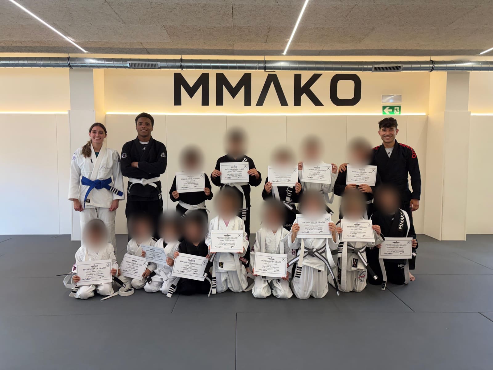 Niños y monitores de BJJ Kids con sus diplomas de promoción de grado